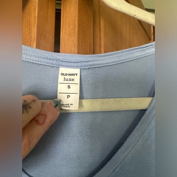 🎁old navy soft v neck tee - Picture 5 of 5